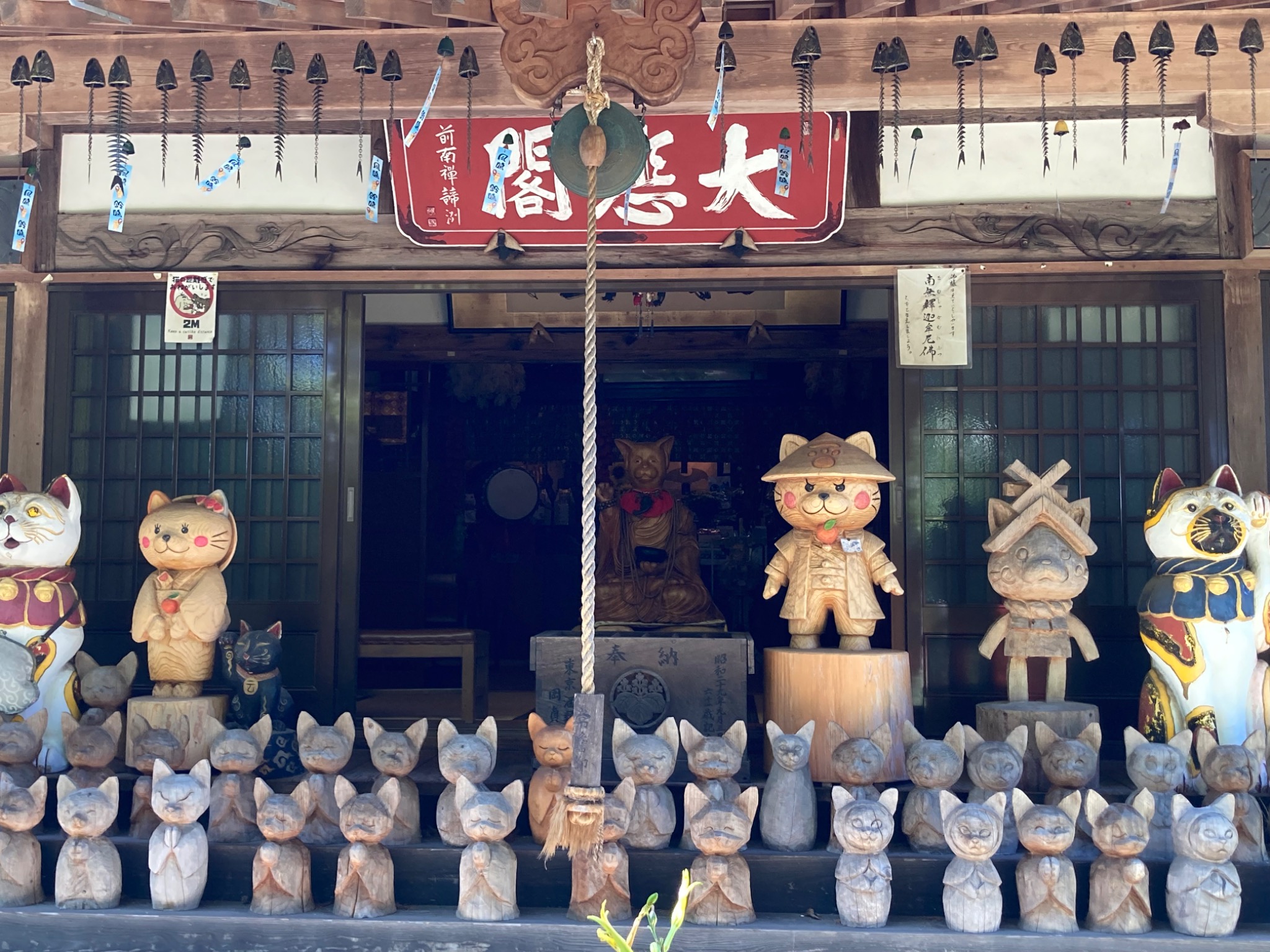 山口県萩市の雲林寺本堂入口と数多くの猫の造形物